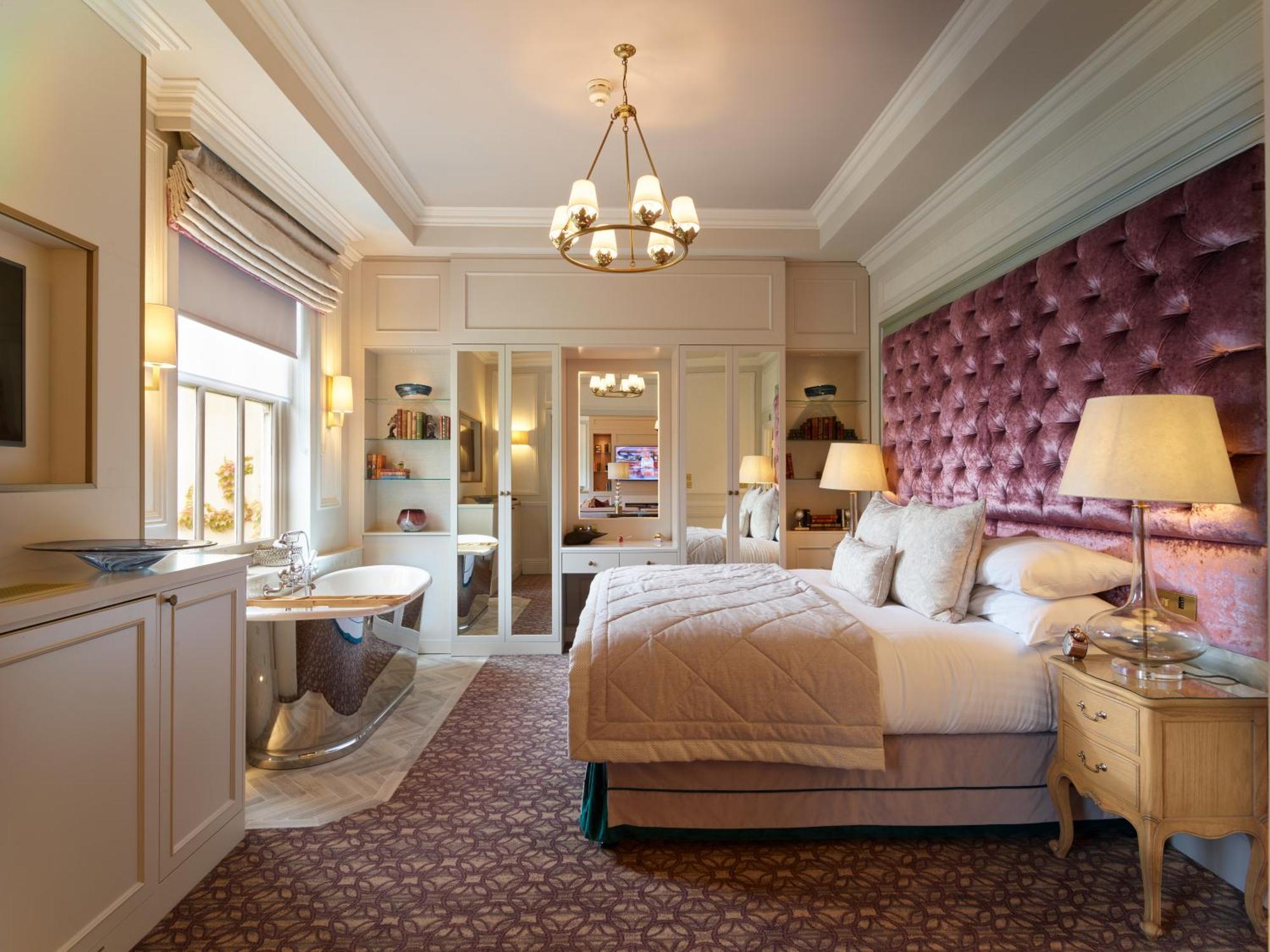 โรงแรมดาวน์ ฮอลล์ คันทรี เฮาส์ Hatfield Heath ภายนอก รูปภาพ