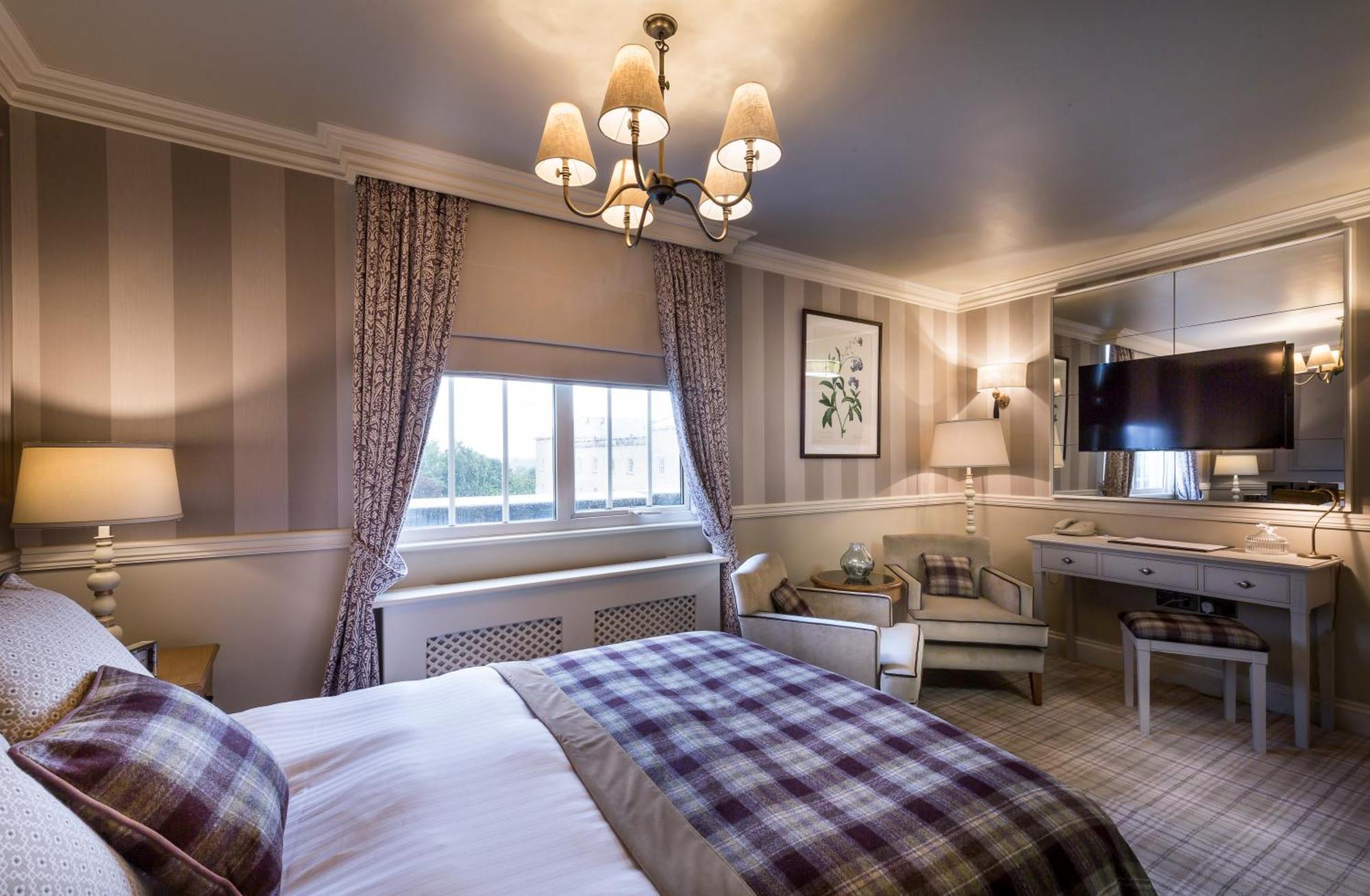 โรงแรมดาวน์ ฮอลล์ คันทรี เฮาส์ Hatfield Heath ภายนอก รูปภาพ
