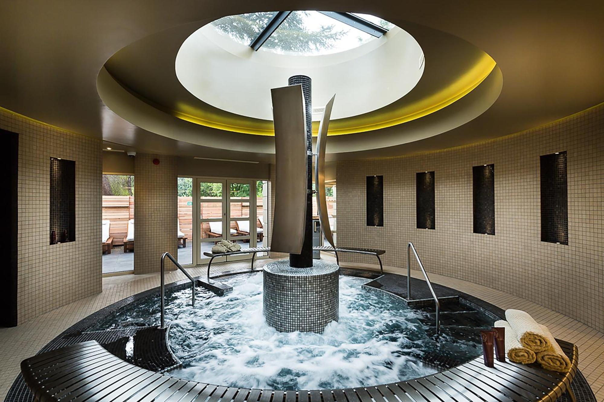 โรงแรมดาวน์ ฮอลล์ คันทรี เฮาส์ Hatfield Heath ภายนอก รูปภาพ